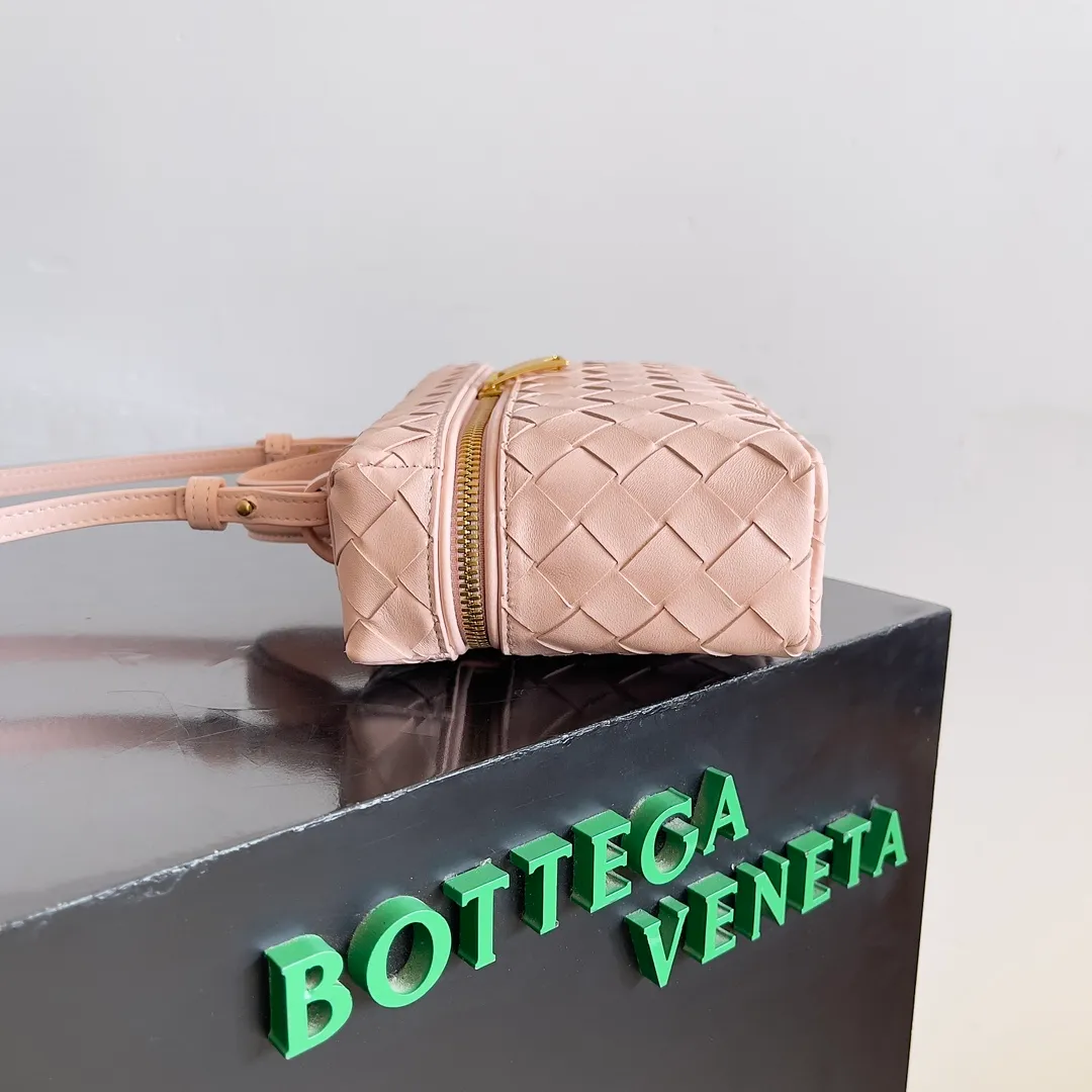 Batch 1360 Bottega Veneta 24 spring and summer woven zipper crossbody bag. A crossbody bag that can be used as a cosmetic bag. The exquisite weaving and compact body are an indispensable accessory for the upcoming summer. The double zipper also better protects the bag. It has a large capacity. If you like it, don’t miss it. Style number: 789109 Size: 22*12.5*5cm